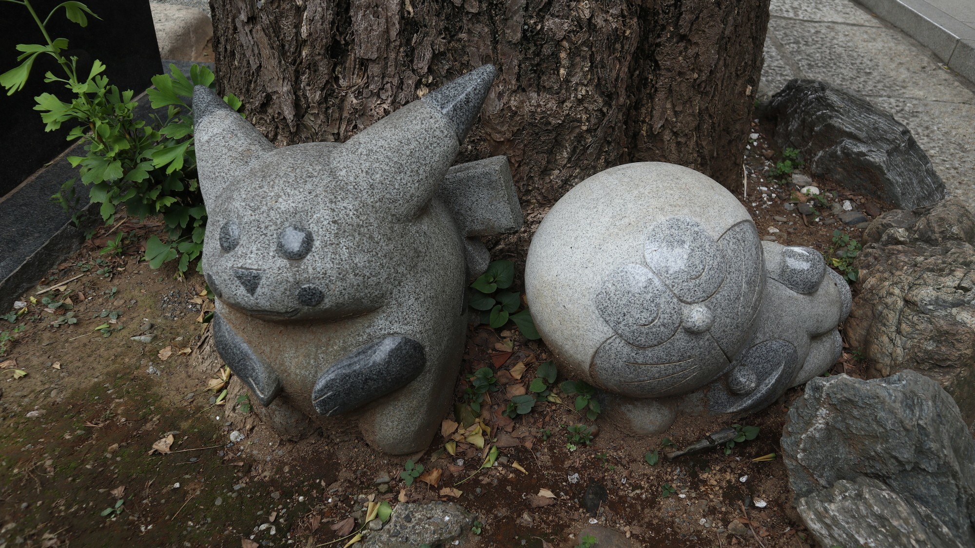 居木神社にあるピカチュウとドラえもんの置物