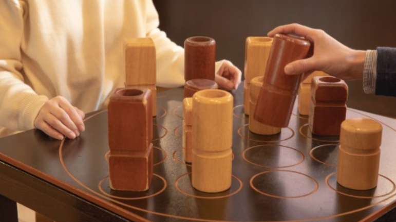 ボードゲーム「クアルト」をプレイしている人