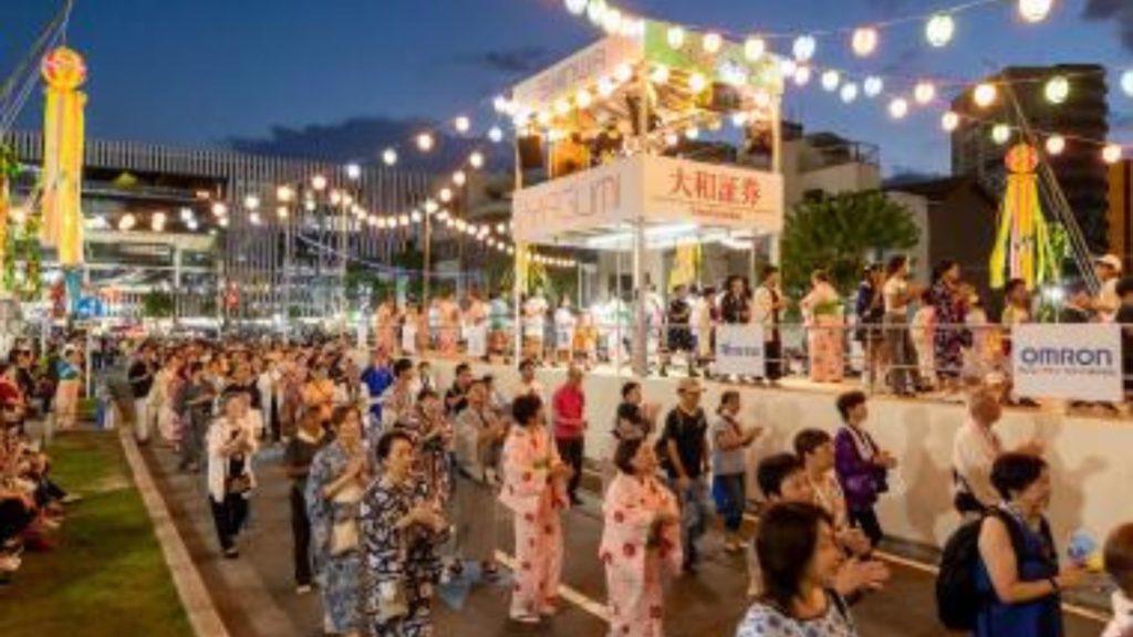 七夕祭りの盆踊りの様子