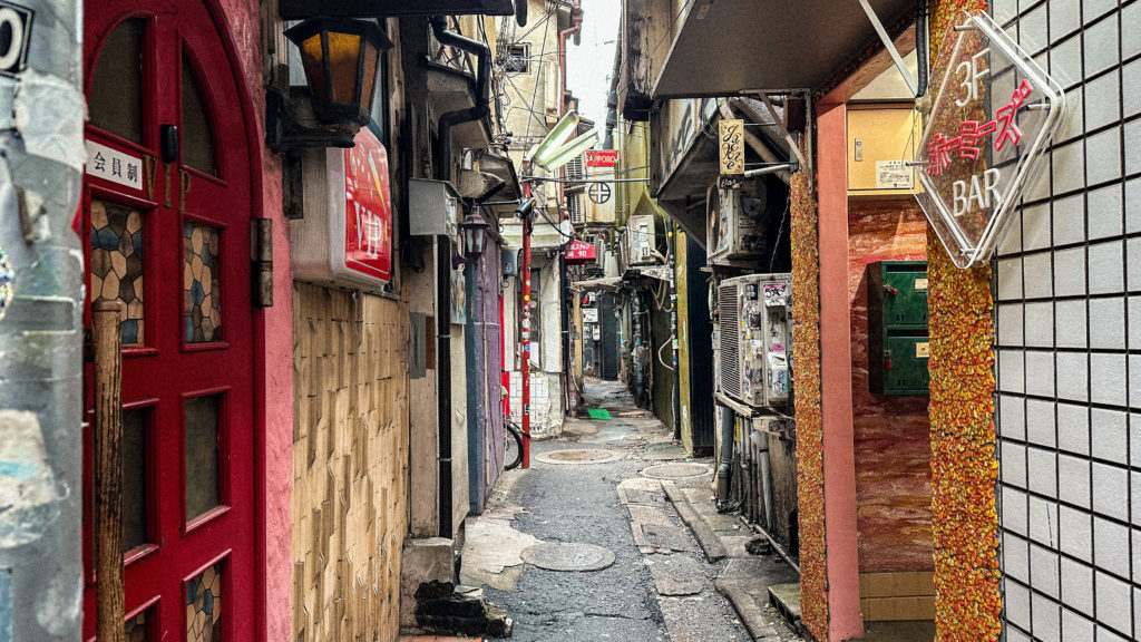 三軒茶屋の細い路地「ゆうらく通り」