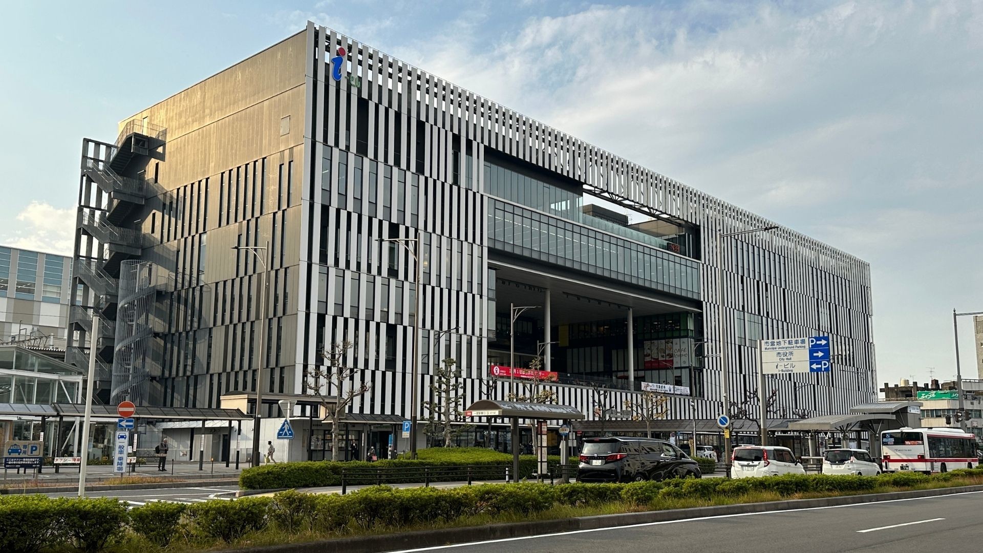 iビル（駅全体）の外観