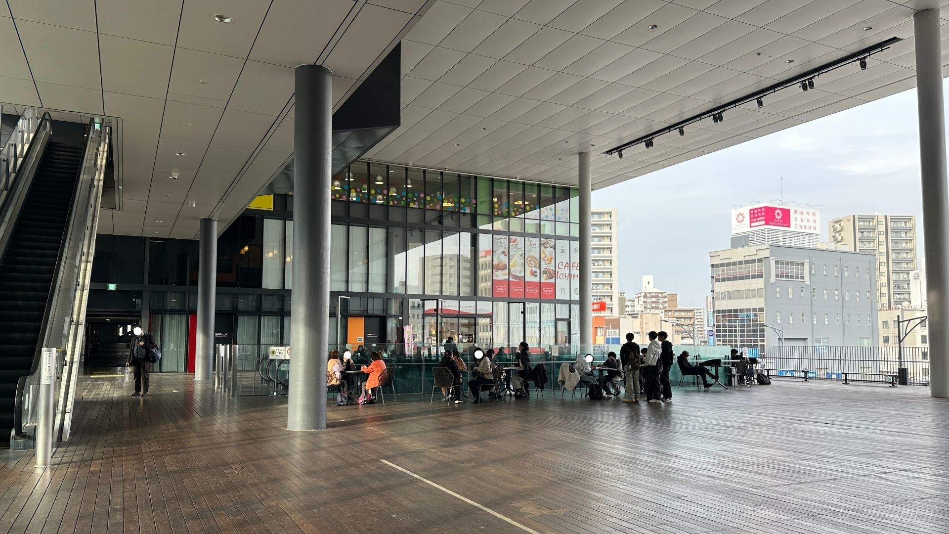 iビル内のコミュニティ広場