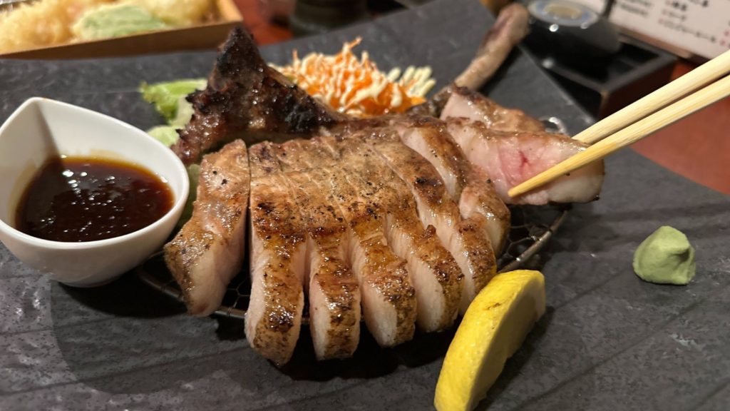 えんとの食事ー炭焼きスペアリブ