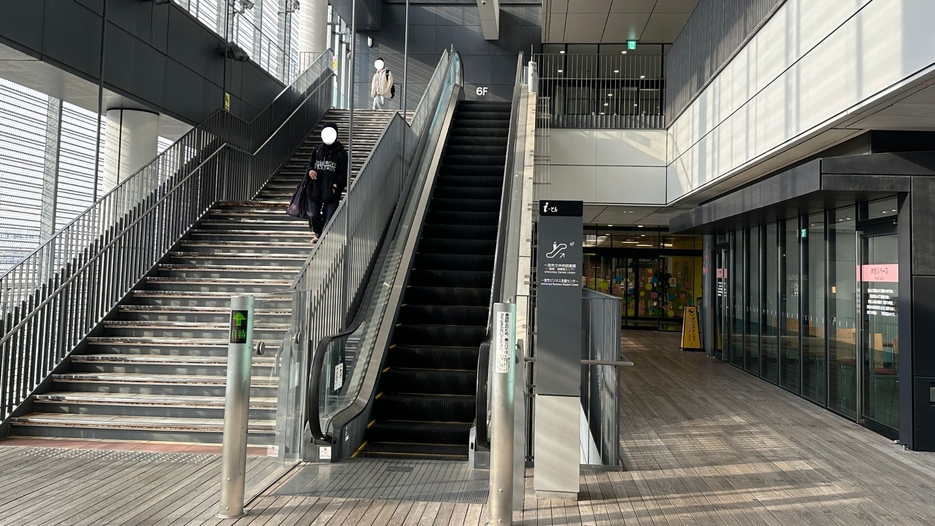 一宮市立図書館のエスカレーターと階段