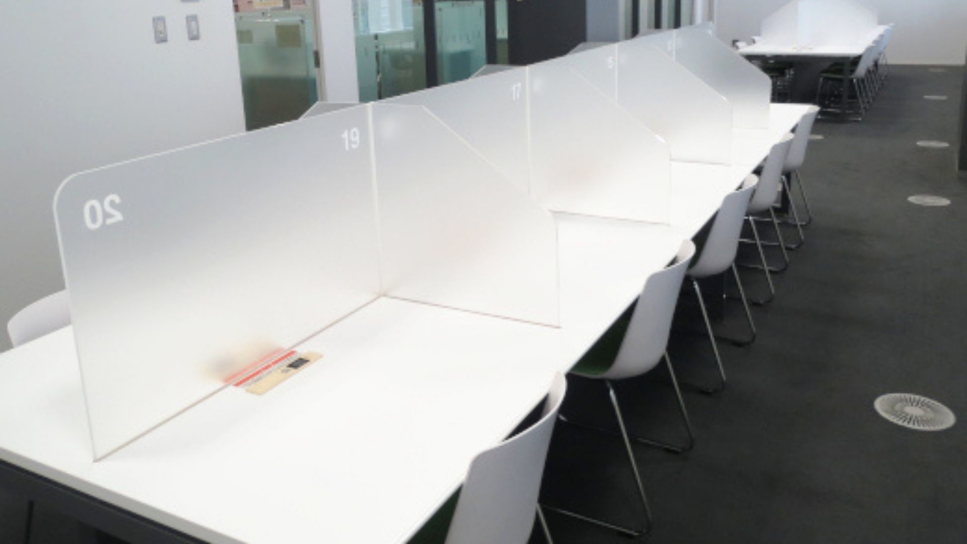 一宮市立図書館のパソコン持ち込み室の様子