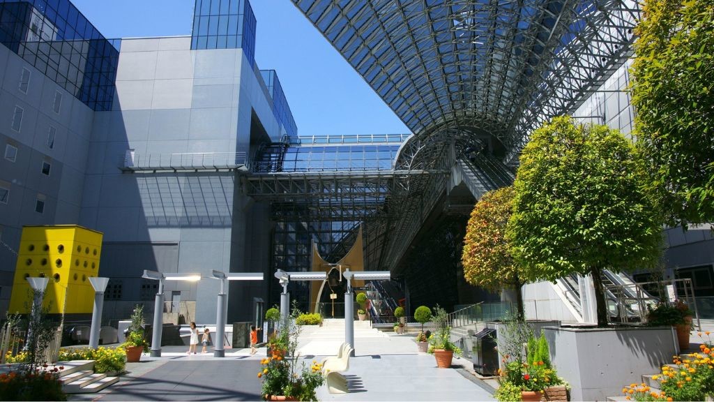 京都駅ビルにある東広場の様子