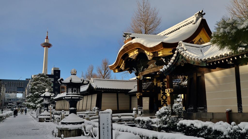 東本願寺前の通りの冬の様子