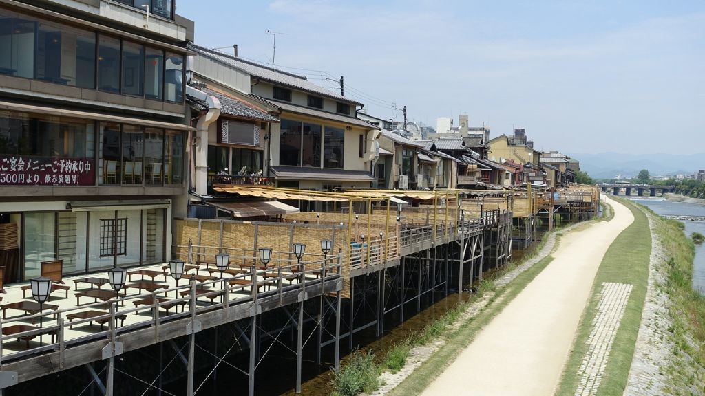 昼間の鴨川納涼床の様子