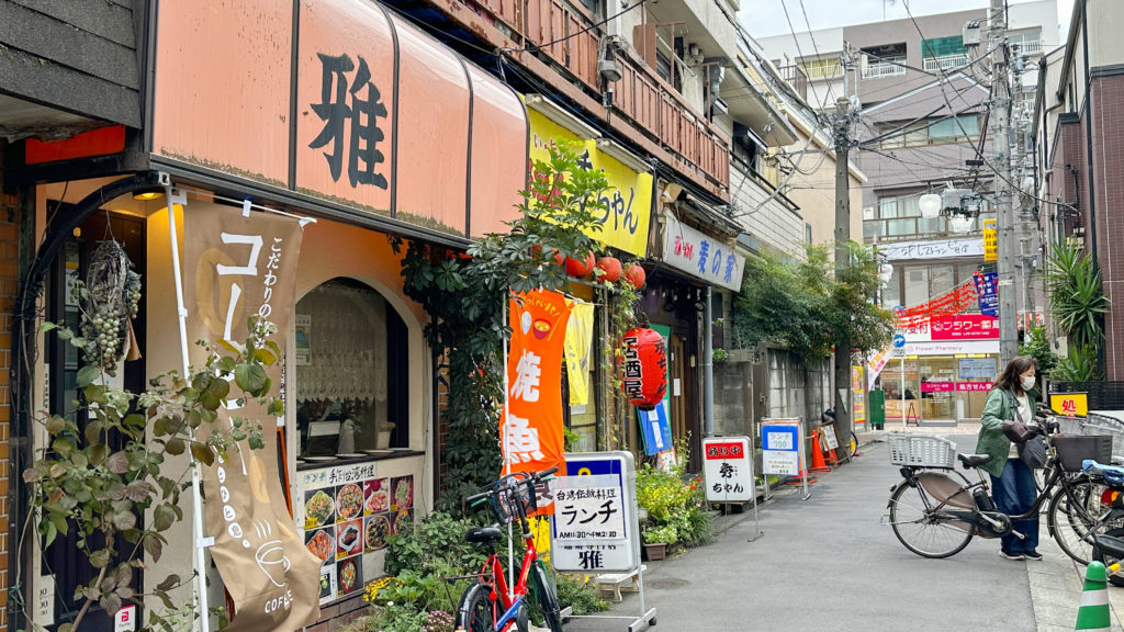 笹塚　商店街の路地に並ぶ飲食店