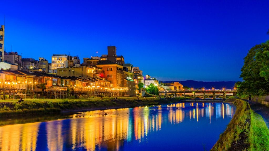 日没後の鴨川納涼床の様子