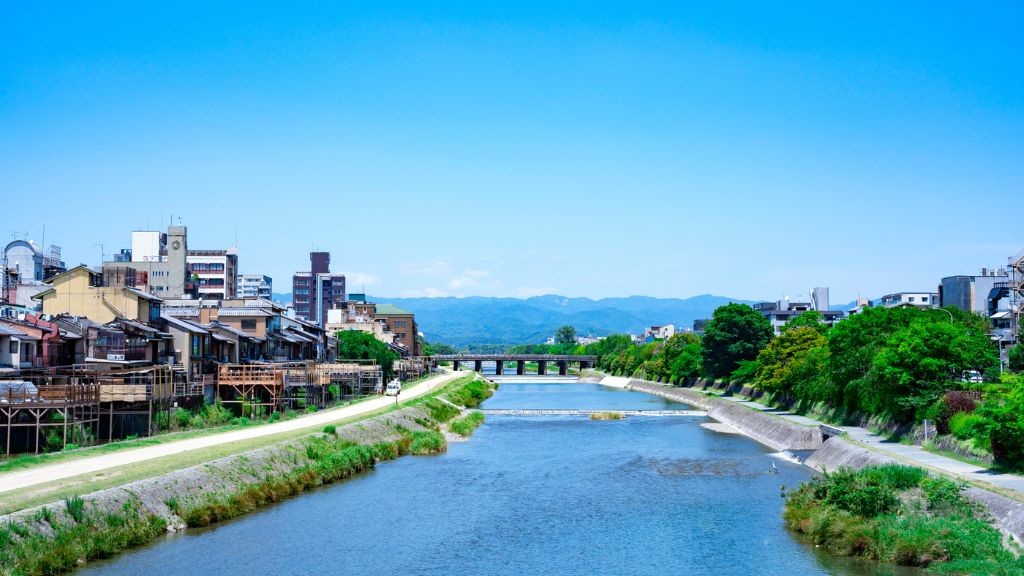 鴨川と鴨川納涼床を眺めた様子