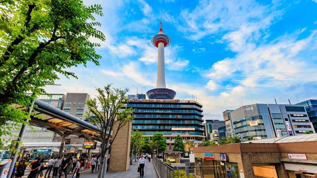 京都駅前から京都タワーを眺めた様子