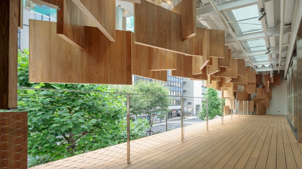 COCON KARASUMAの木の装飾