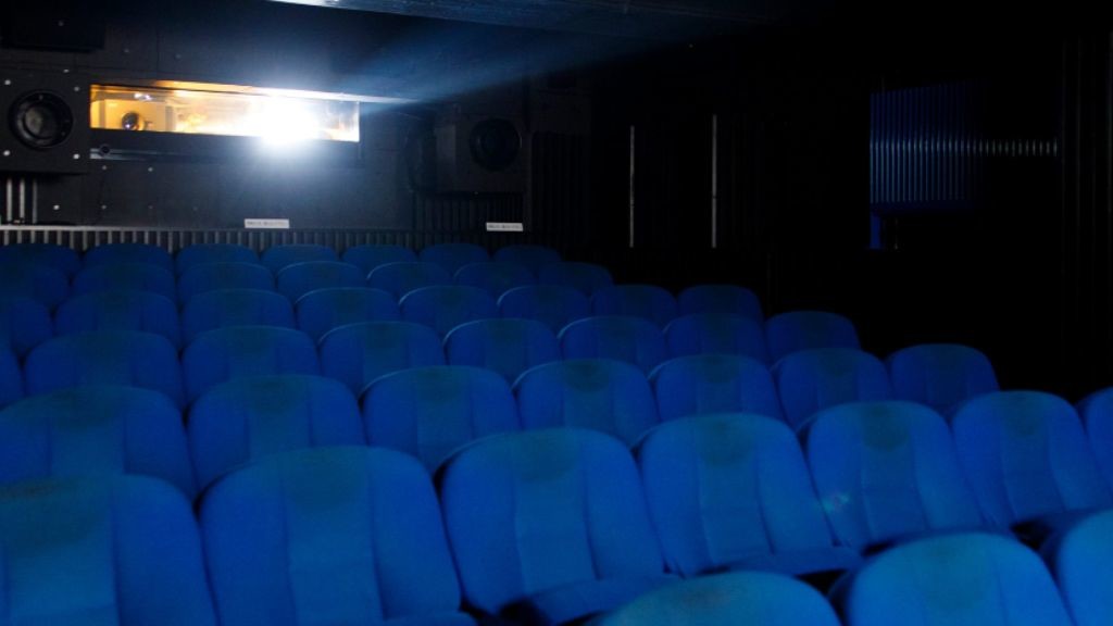 京都シネマの青いシートのシアター