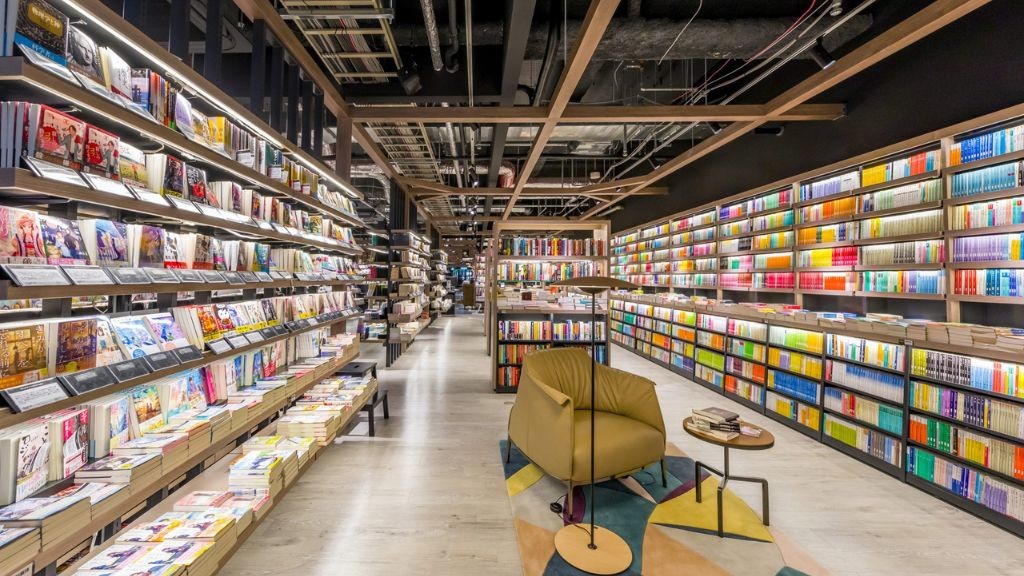 大垣書店本店の店内