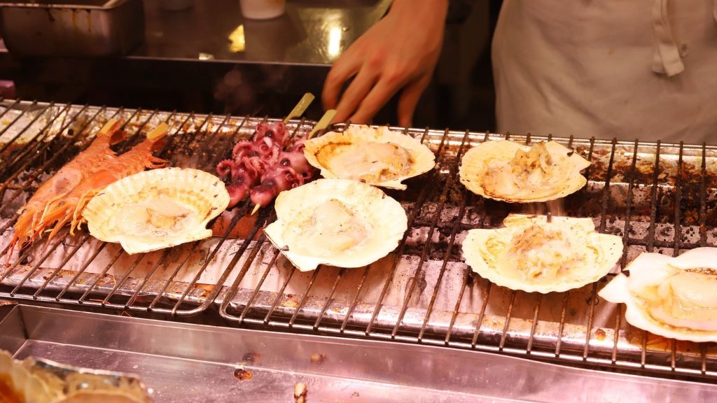 錦市場の魚屋さんが目の前で焼いてくれているところ