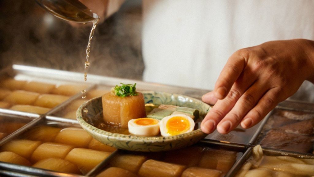 おでんKELPのおでんを注いでいるところ