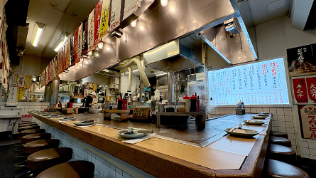 長田本庄軒内の鉄板のあるカウンター席