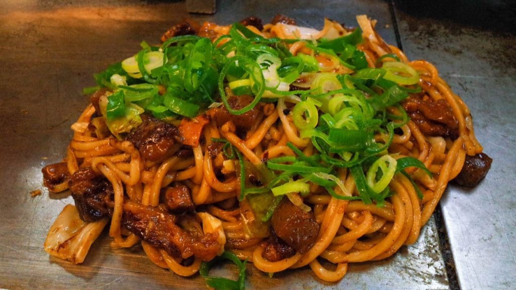 ぼっかけ焼きそばが鉄板の上にある様子