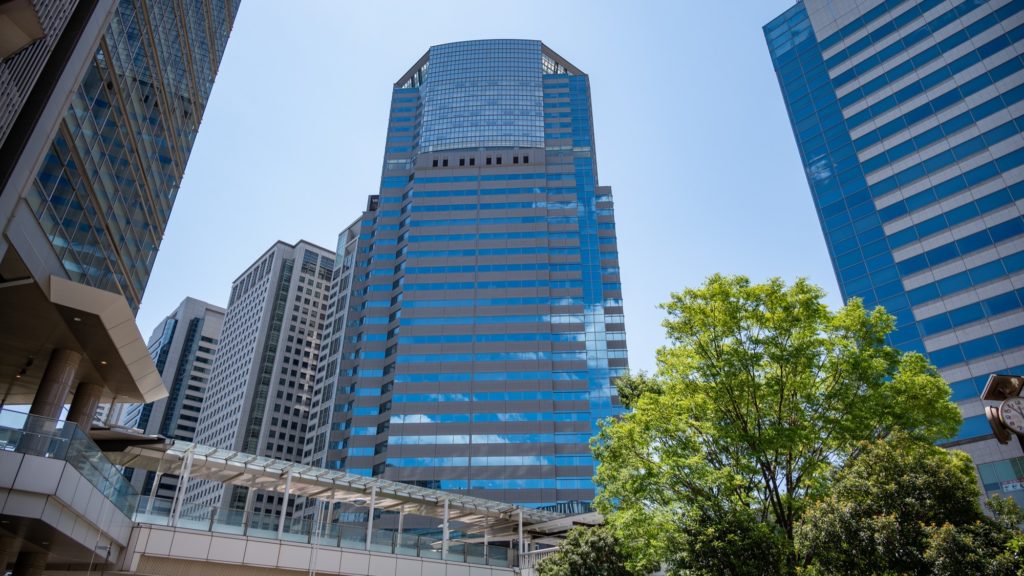 青空にそびえる品川イーストワンタワー