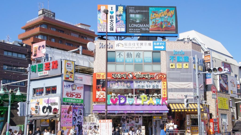 新大久保駅前のハングルやK-POPアーティストの看板があるビル