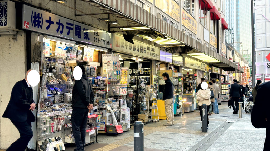 ビルの1Fにずらりと並ぶパーツショップ