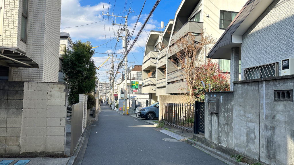 賑わう通りのすぐ隣にある静かな新大久保の住宅街