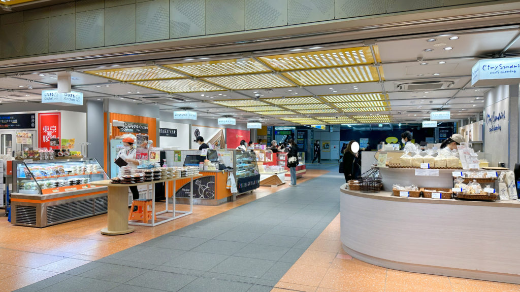 秋葉原駅構内にあるお弁当やスイーツを買えるお店が並ぶ様