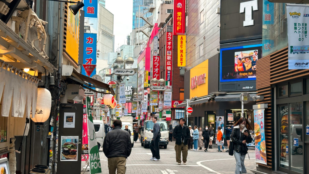 平日の昼の渋谷センター街の様子