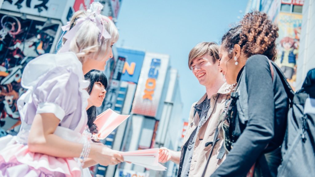 秋葉原を観光する外国人観光客