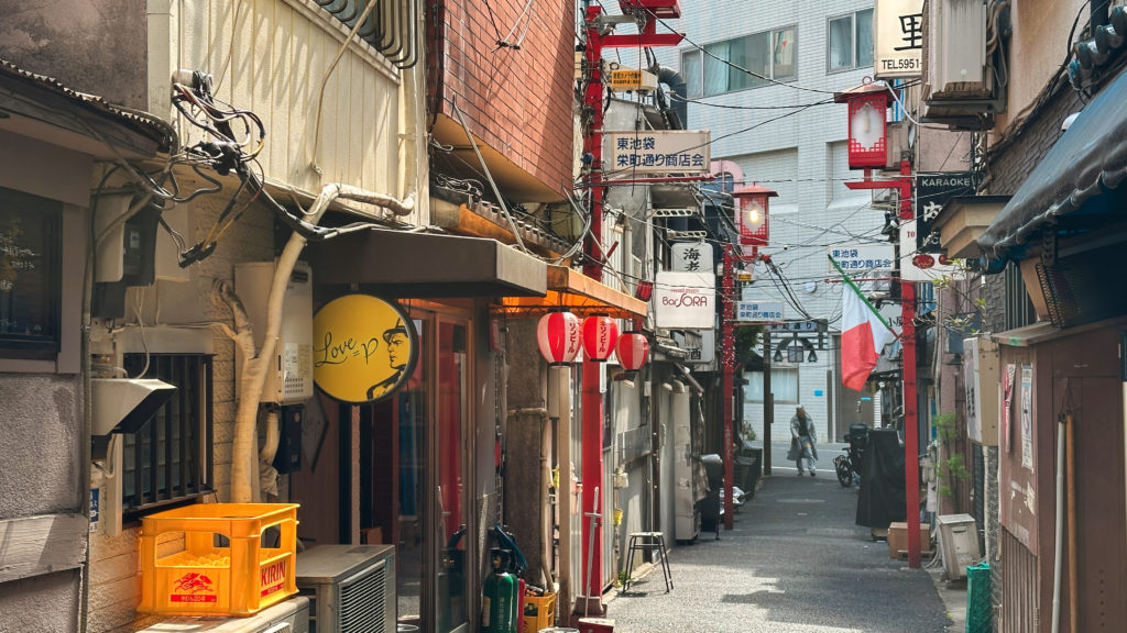 昼の東池袋栄町通り