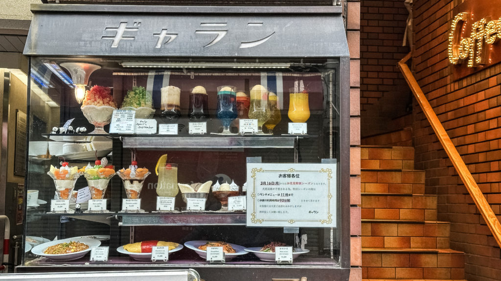 コーヒーショップギャランの店先にある食品サンプルを飾るショーケース
