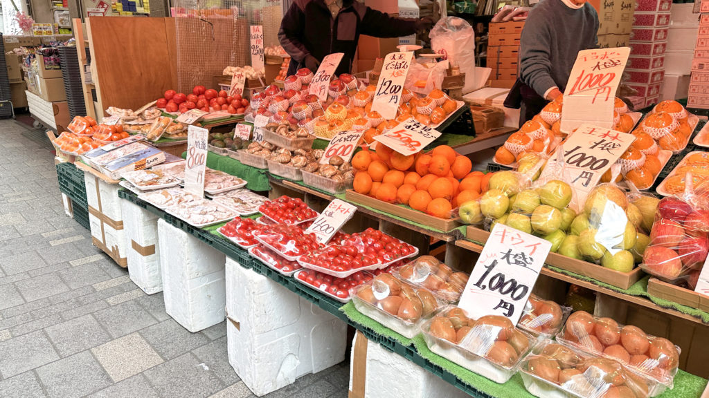 アメ横商店街内にある青果店前に並ぶ新鮮な青果たち