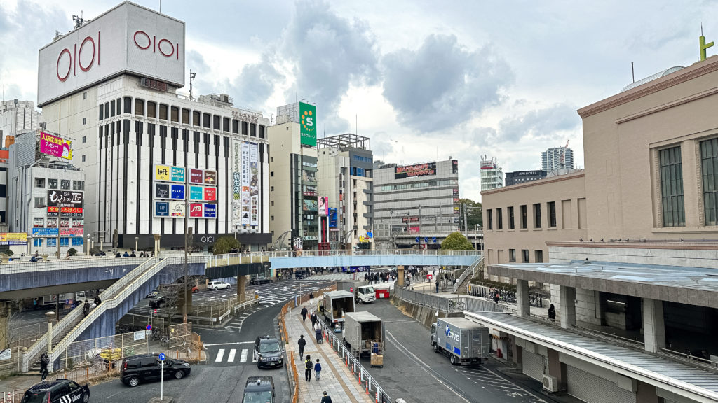 ペデストリアンデッキから見渡した上野駅周辺