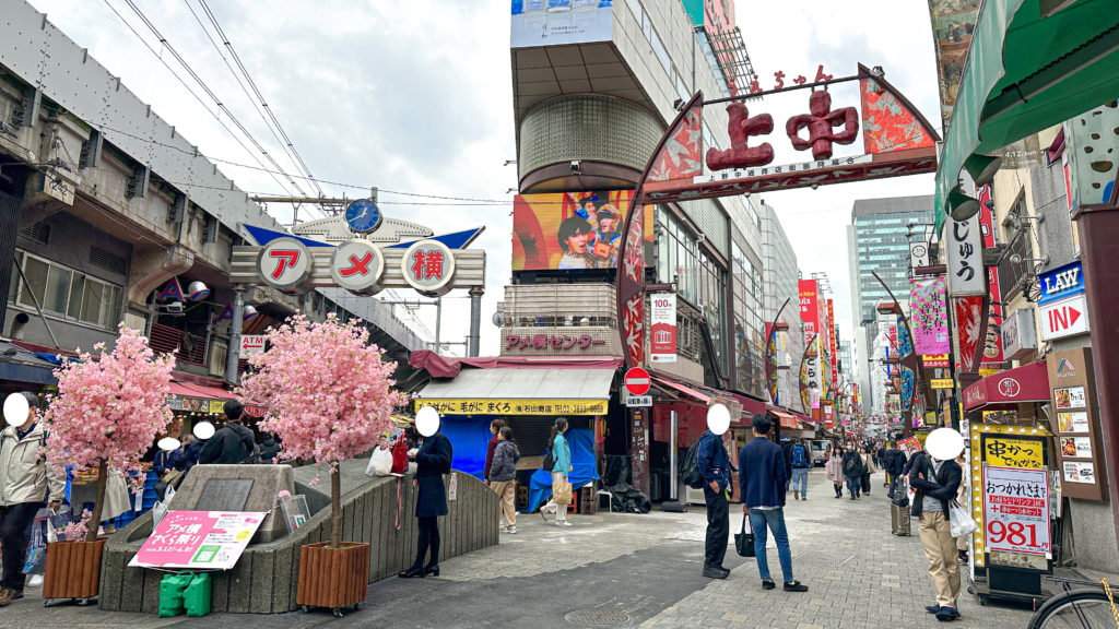 アメ横商店街内に掲げられた「アメ横」「上中」の看板