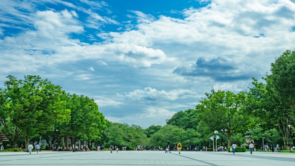 広々とした上野恩賜公園の緑と青空